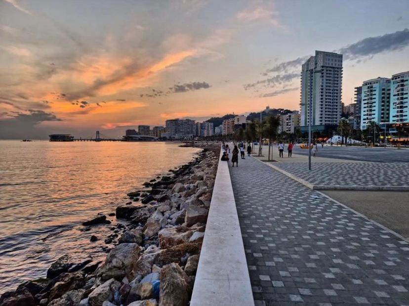 Lovely Studio Apartment Beachfront ドゥラス エクステリア 写真